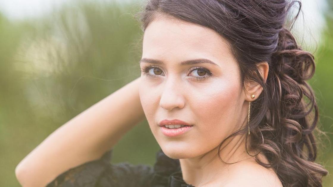 девушка с нюдовым макияжем девушка с нюдовым макияжем