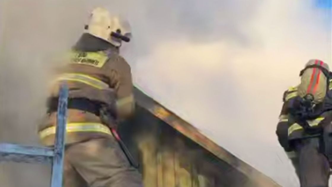 Пожарные тушат возгорание