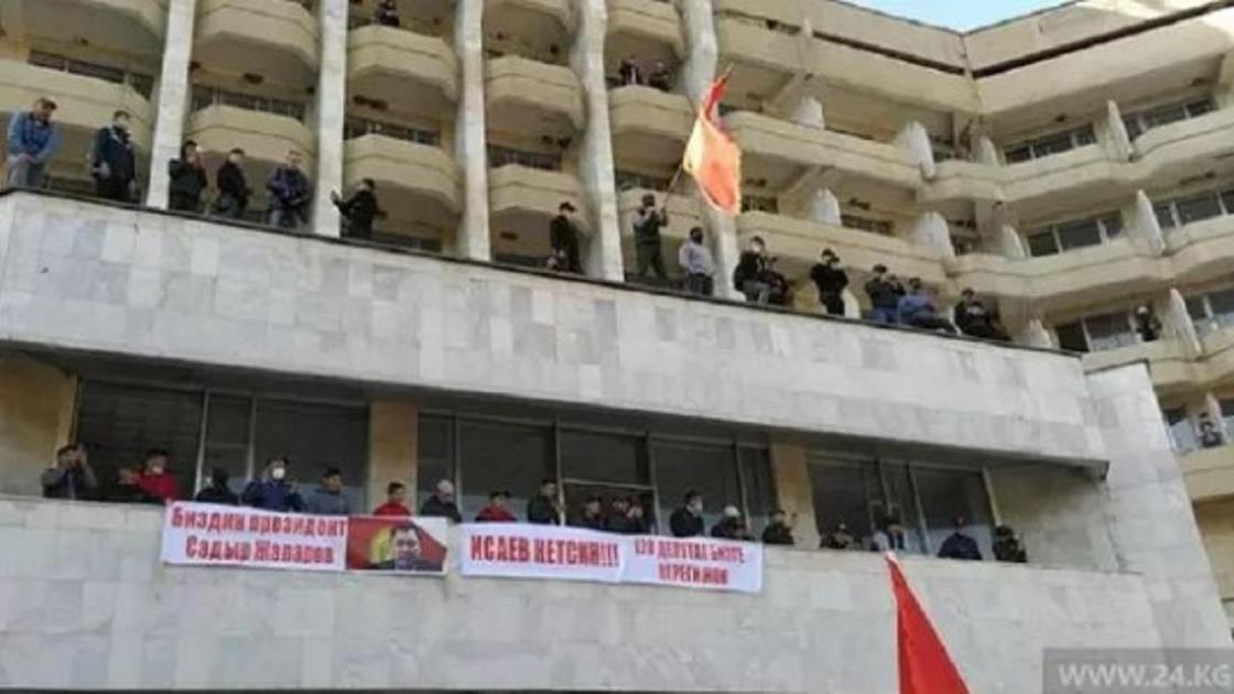 Садыр Жапаровтың жақтастары митинг өткізуде Садыр Жапаровтың жақтастары митинг өткізуде