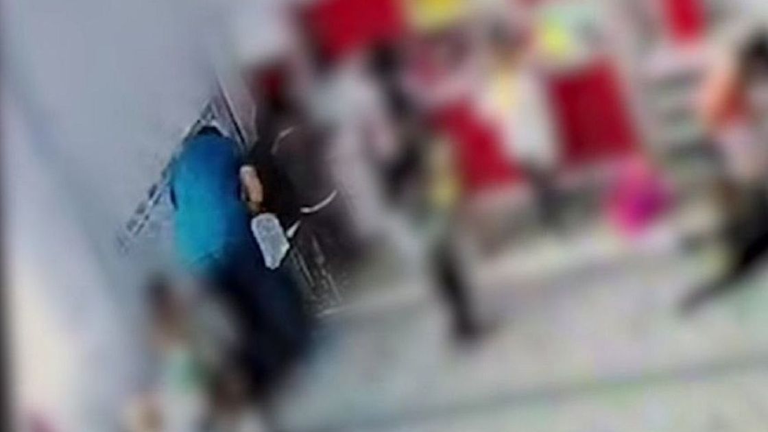 Сотрудник детского сада с детьми