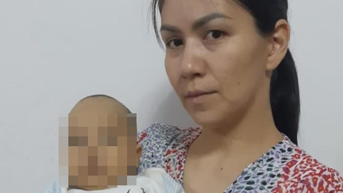 Женщина держит ребенка на руках Женщина держит ребенка на руках