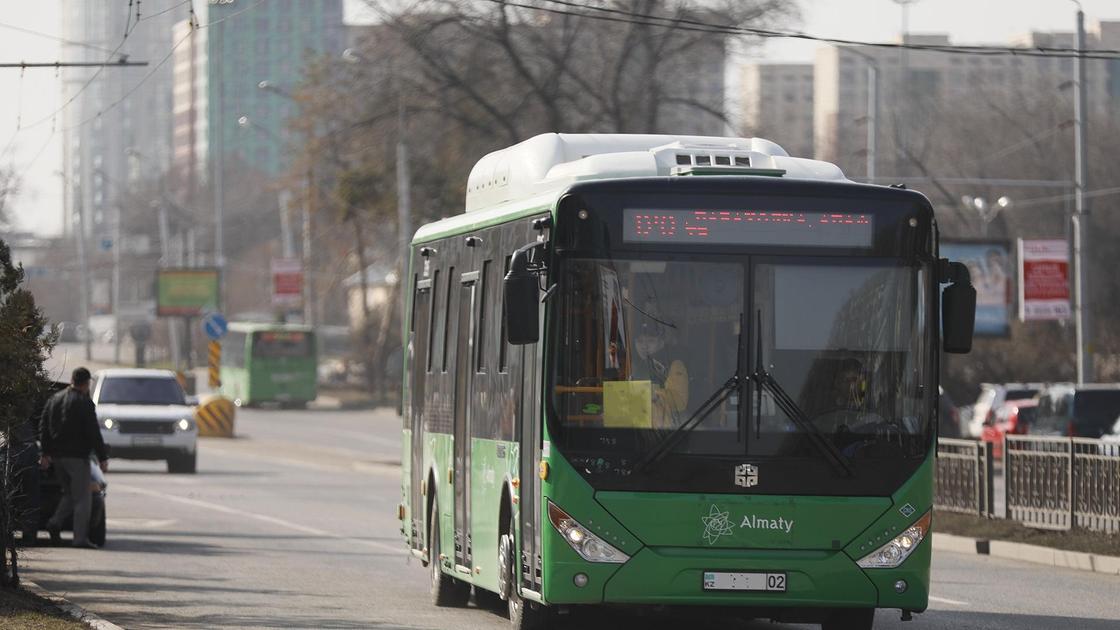 Автобус едет по дороге Автобус едет по дороге