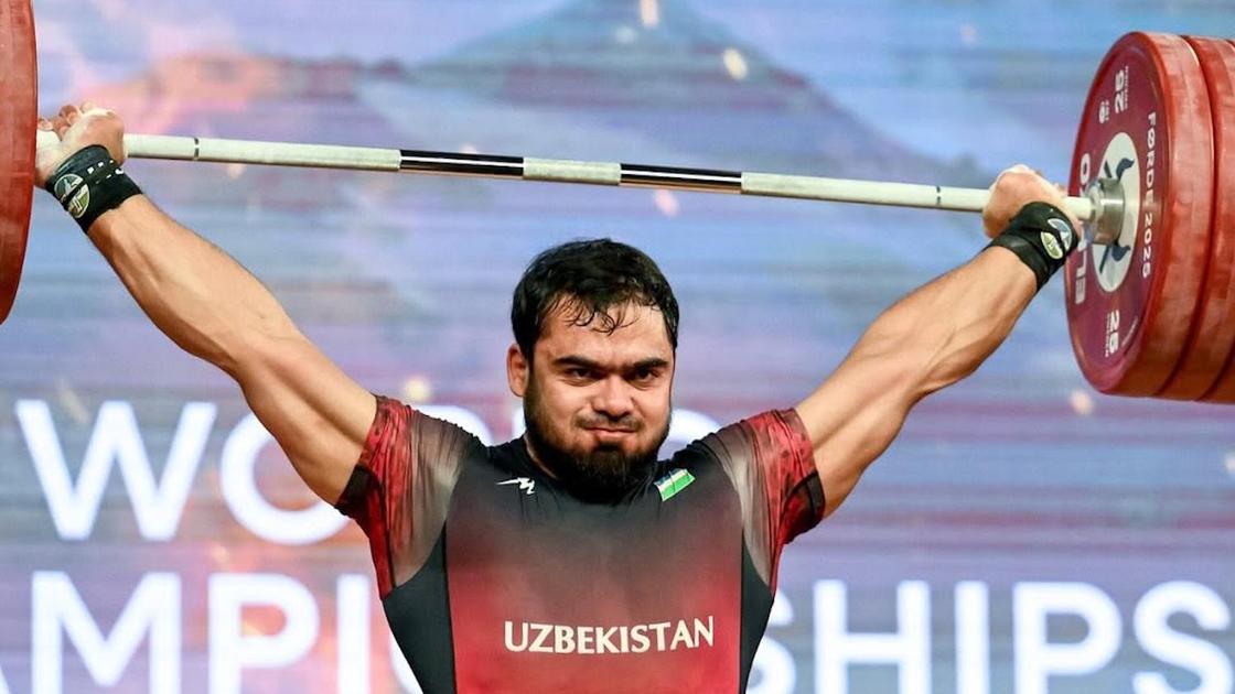 Узбекистанский тяжелоатлет Акбар Джураев
