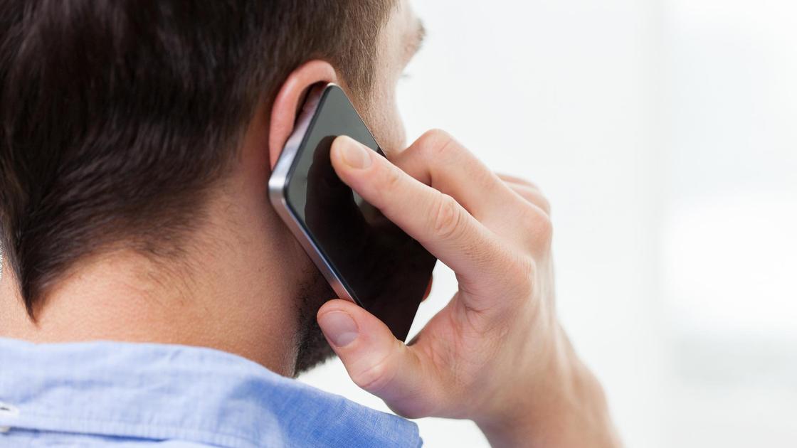 Мужчина разговаривает по телефону