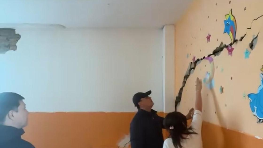 Аким Жамбылской области осмотрел повреждения в детском саду