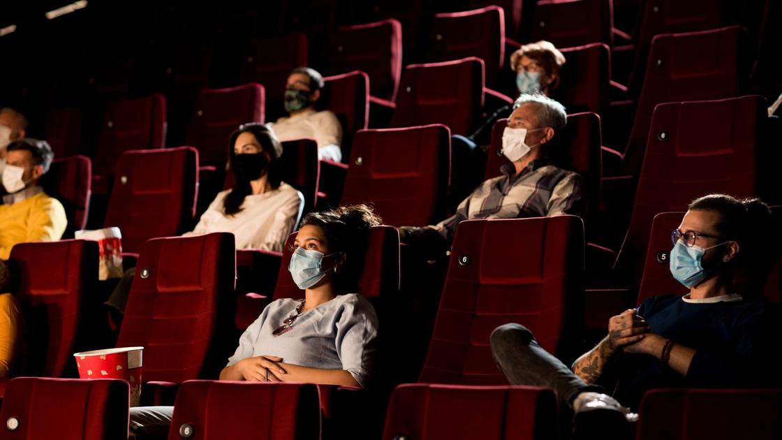 Зрители кинотеатра сидят в масках и на дистанции