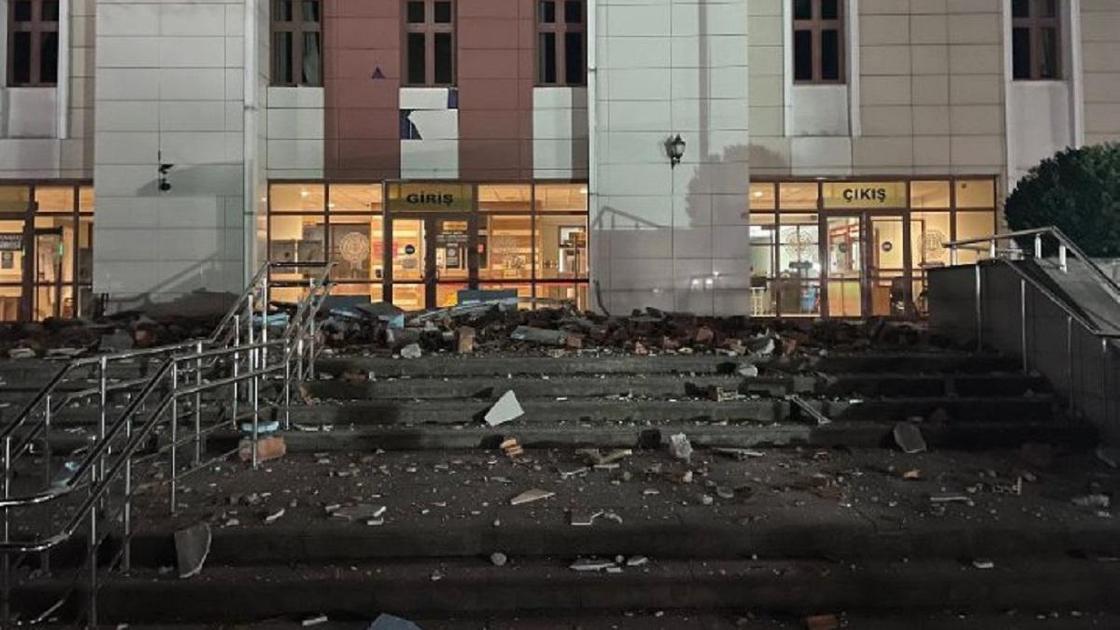 Последствия землетрясения в Дюздже