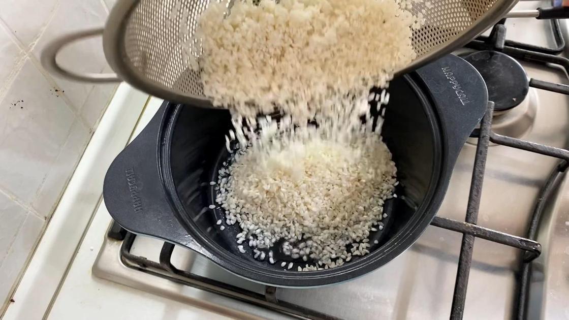 Рис высыпают в кастрюлю
