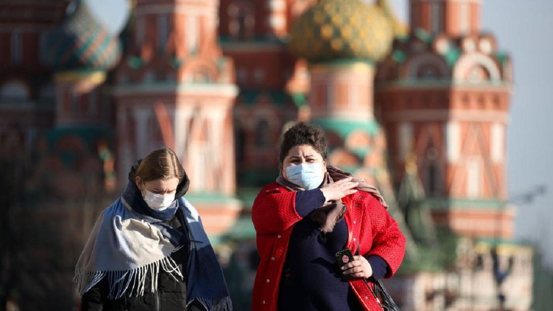 Женщины в масках идут по Красной площади