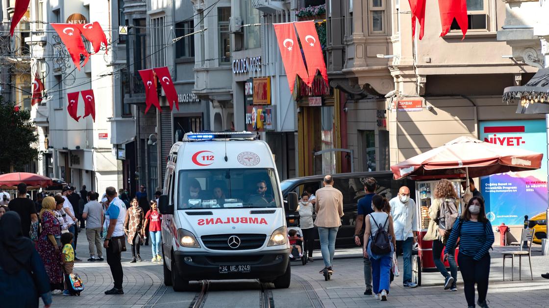 Скорая помощь на улице в Стамбуле