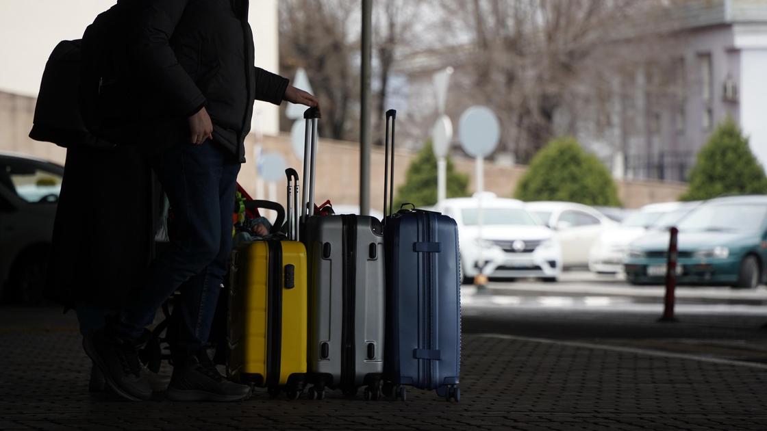Человек с чемоданами в аэропорту