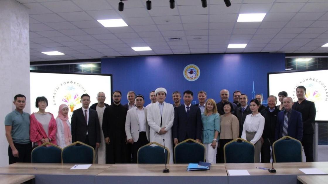 В Алматы представители религиозных объединений отметили день единства народа Казахстана