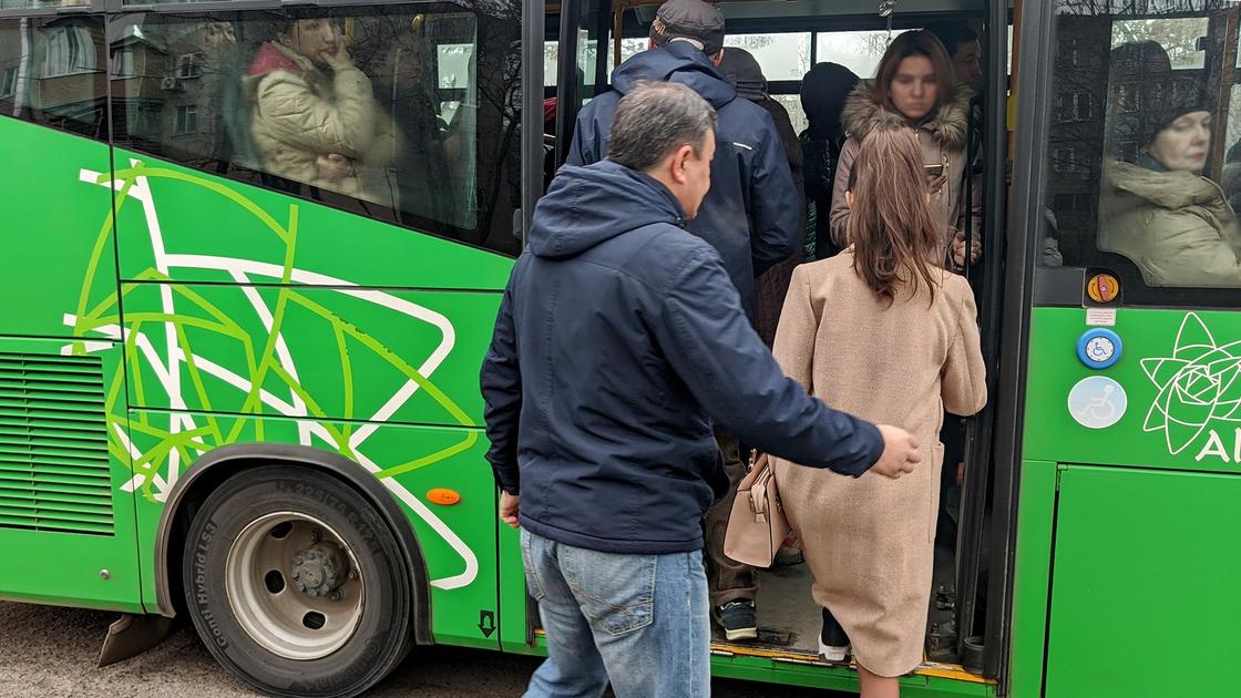 Люди входят в автобус