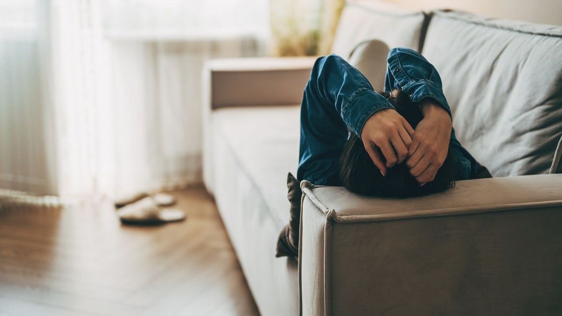 Девушка лежит на диване