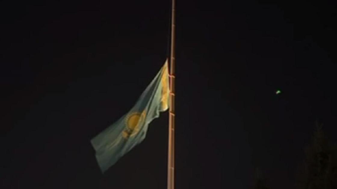 Приспущенный в день траура флаг Казахстана