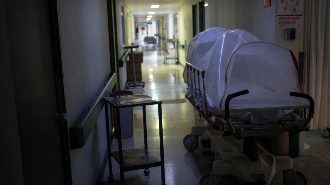 Капсула для изоляции больного стоит в коридоре больницы