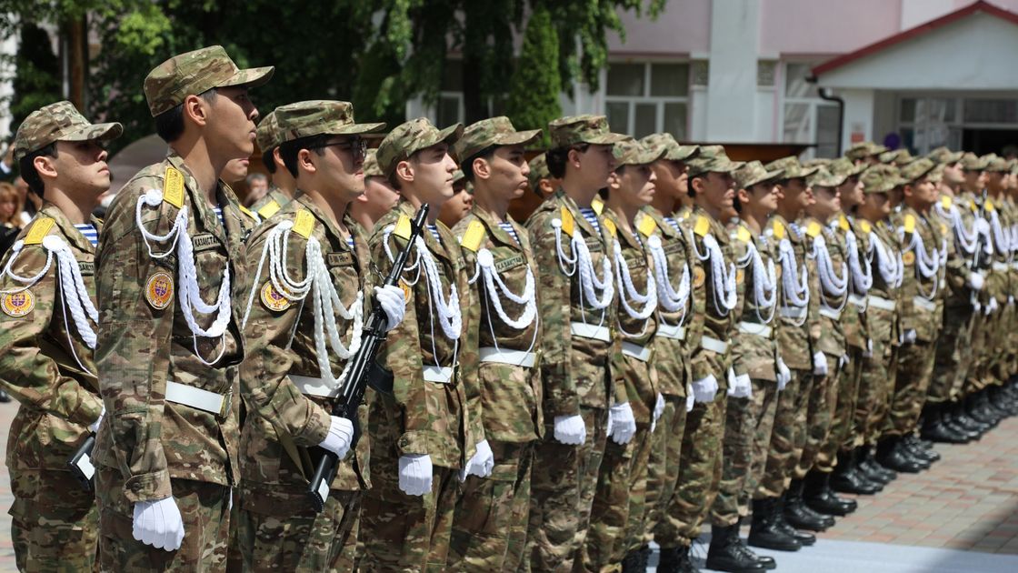 Студенты КазНМУ имени Асфендиярова принимают военную присягу