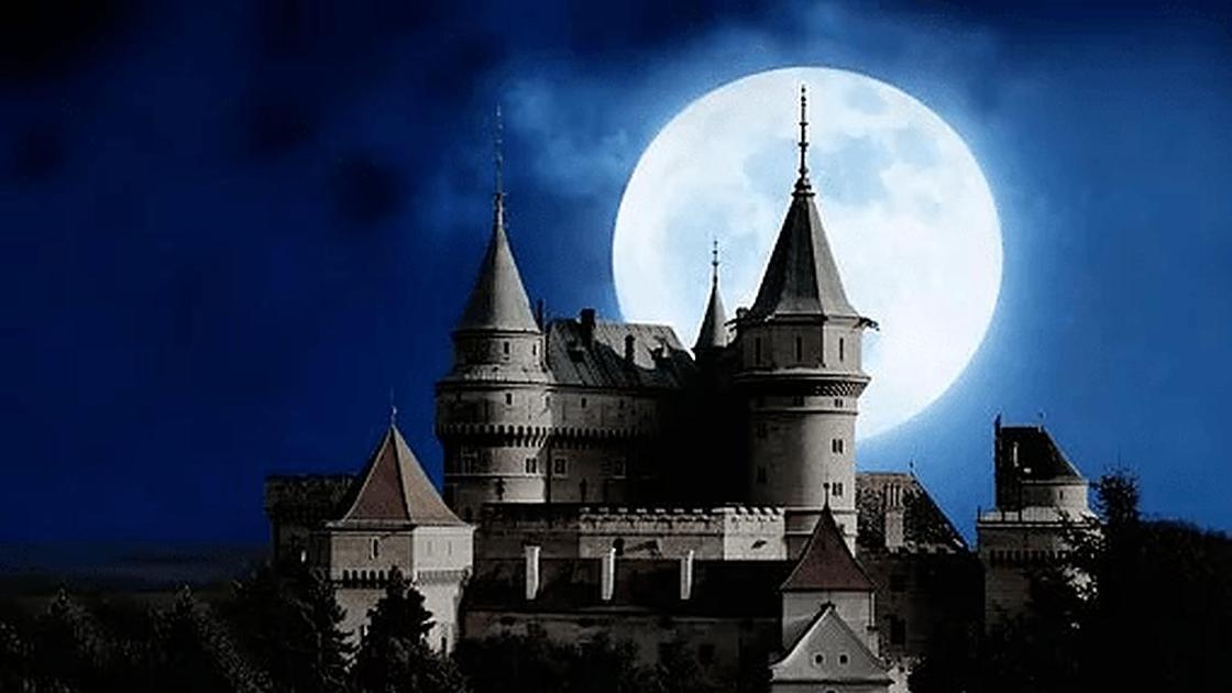 Луна над древним замком