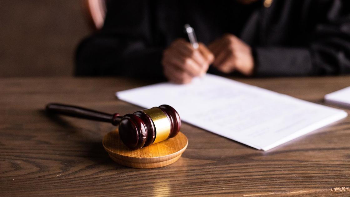 Судья қағазға қол қоюда