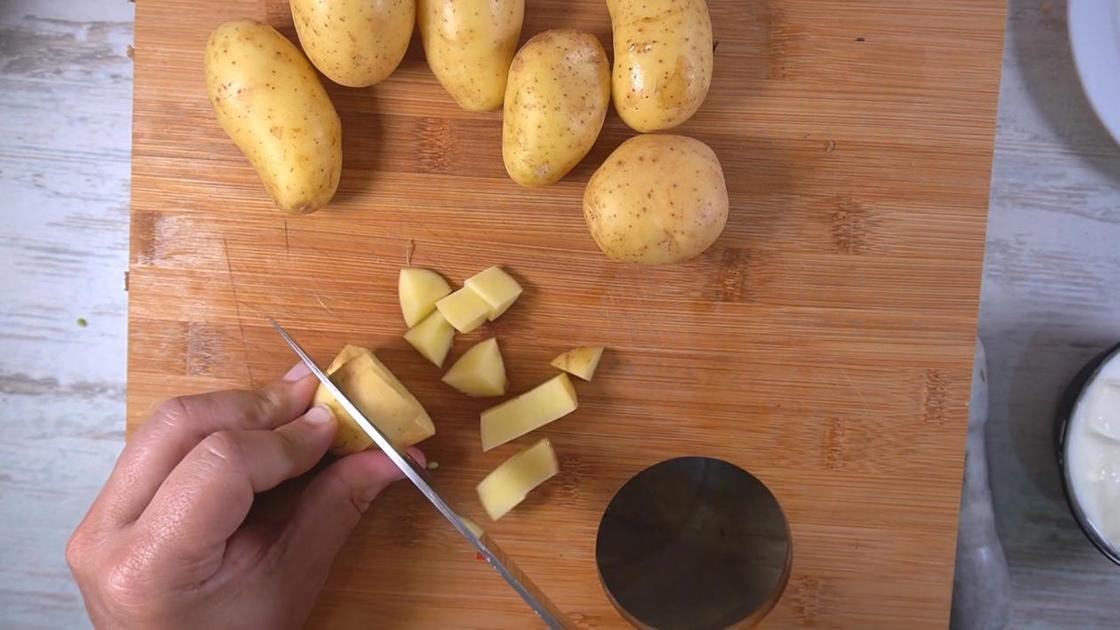 The potatoes are cut into cubes