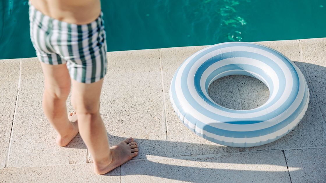 Ребенок у бассейна