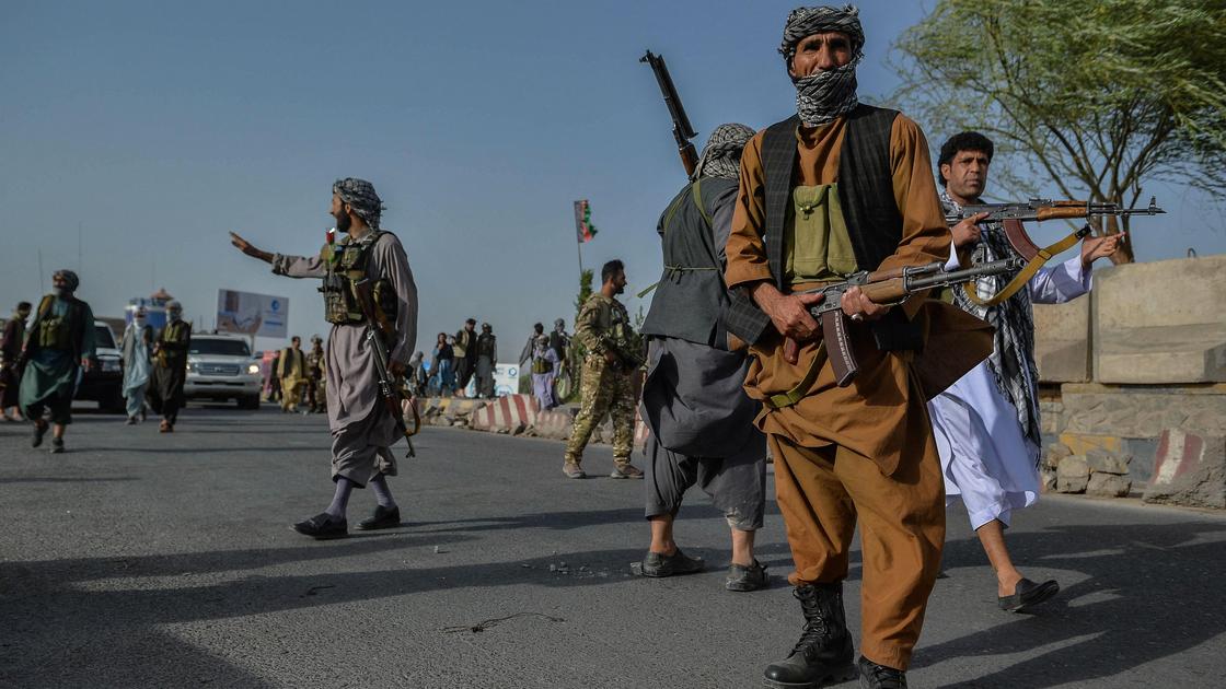 Афганские солдаты с оружием