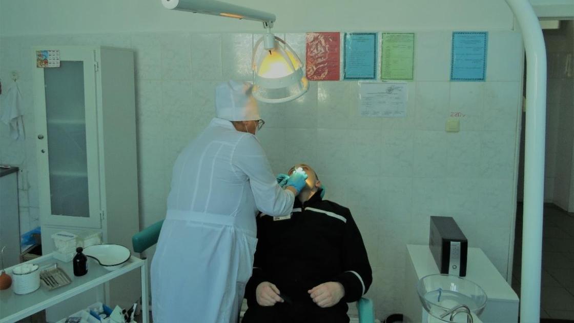 Осужденный у стоматолога в Карагандинской области
