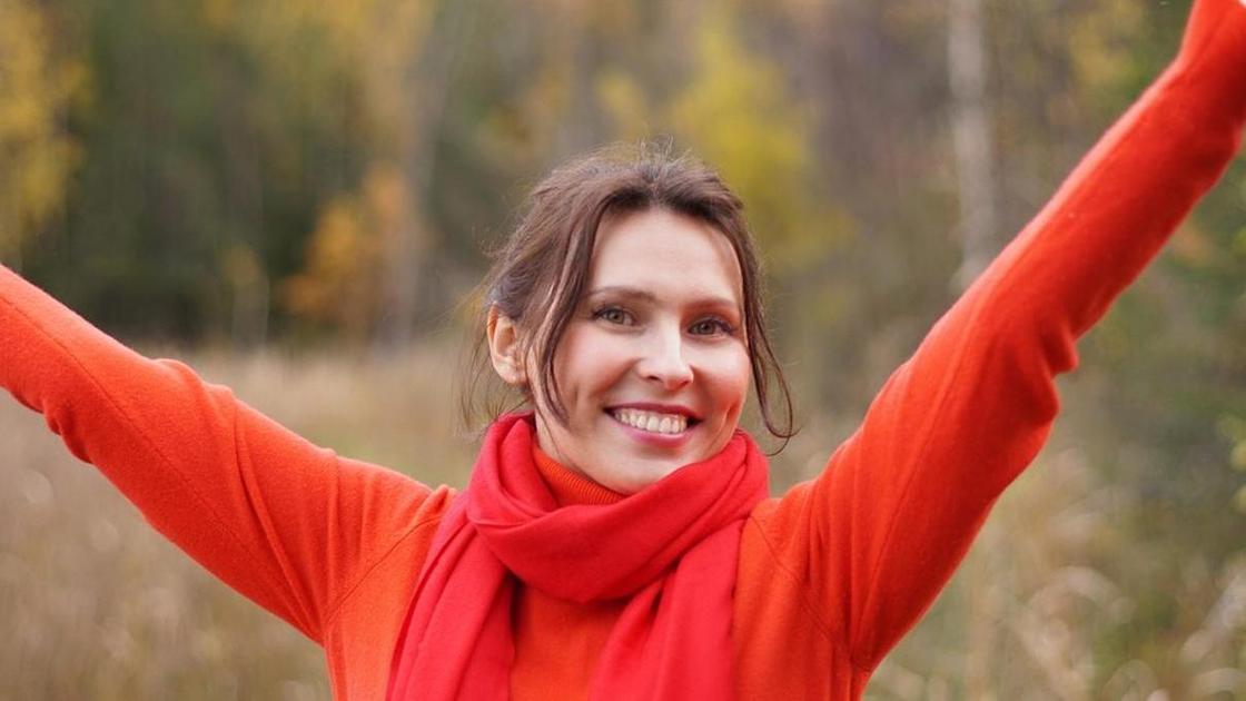 женщина радуется женщина радуется
