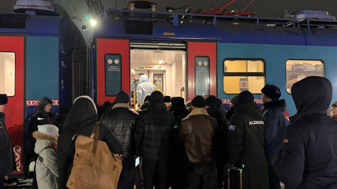 Пассажиры садятся в вагоны