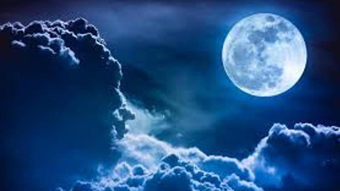 Луна и облака на небе Луна и облака на небе
