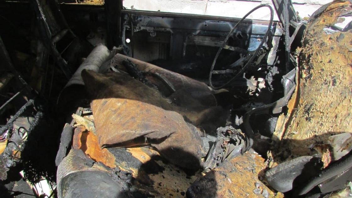 Салон сгоревшего в Акмолинской области автомобиля