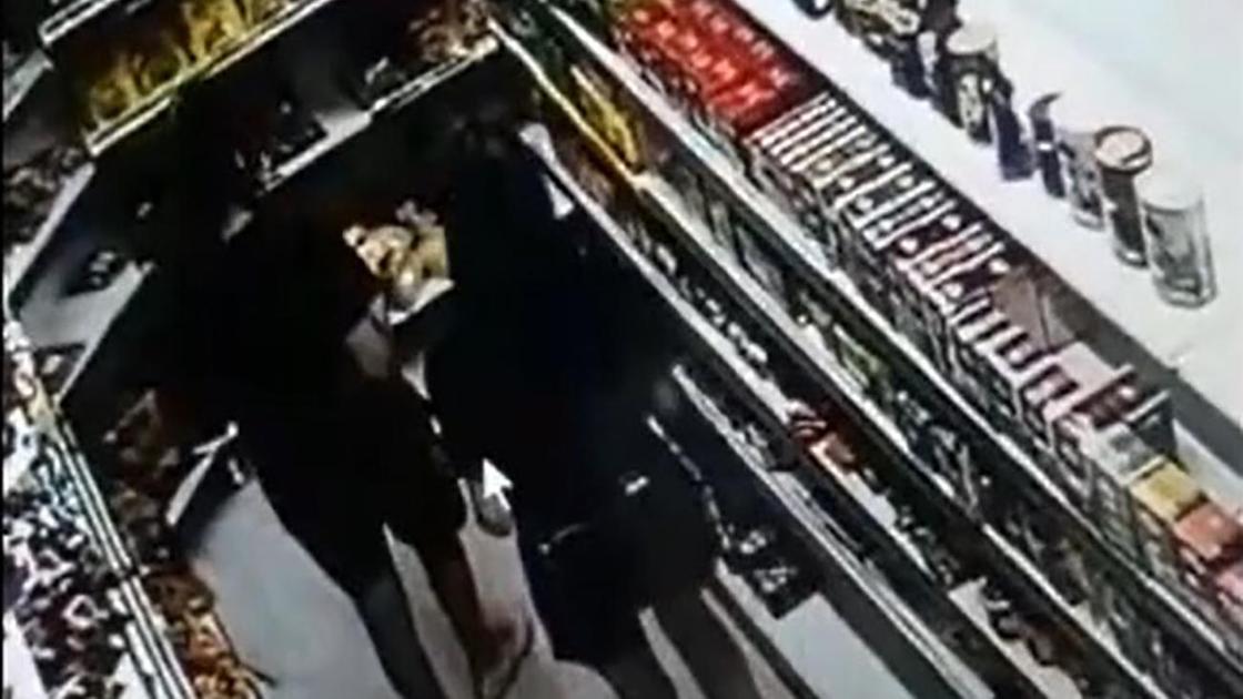 Подозреваемые студентки стоят у полок в продуктовом магазине