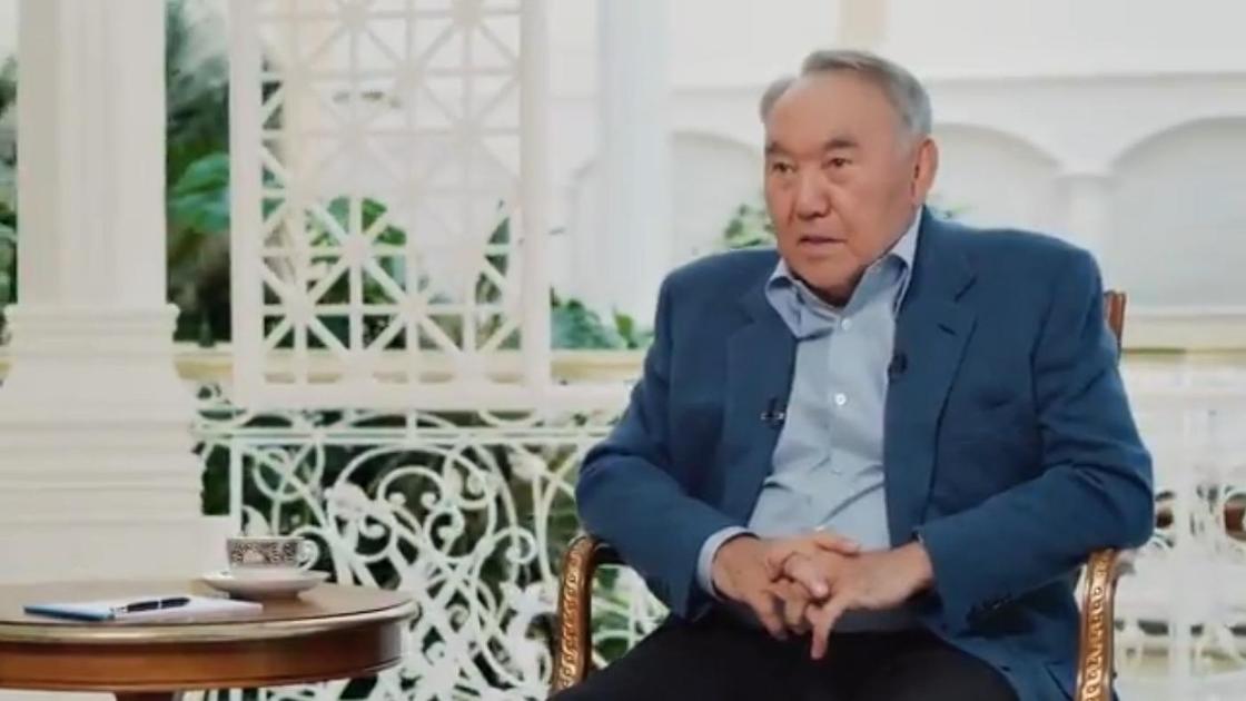 Нурсултан Назарбаев сидит в кресле