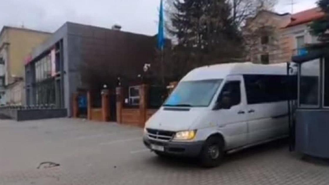 Автобус с казахстанцами отъезжает от здания посольства