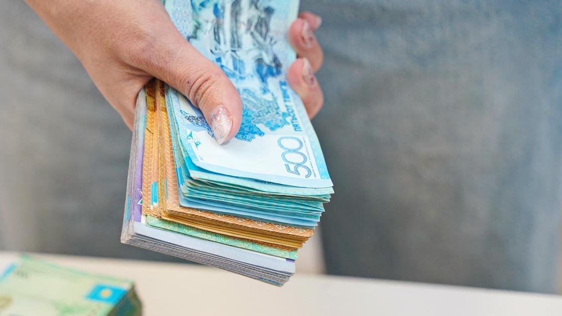 Деньги в руках у женщины