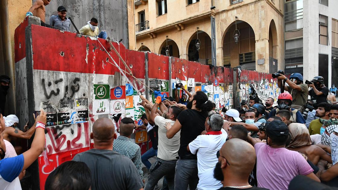 Люди протестуют в Бейруте
