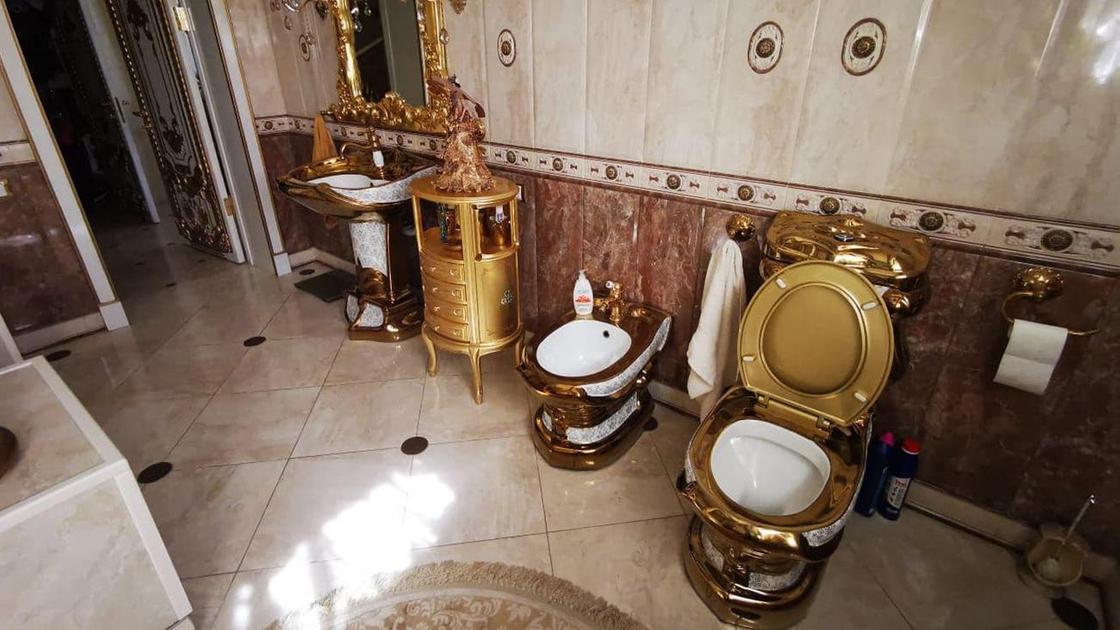 Позолоченный унитаз, биде и другая мебель в ванной комнате главы ставропольского УГИБДД Алексея Сафонова