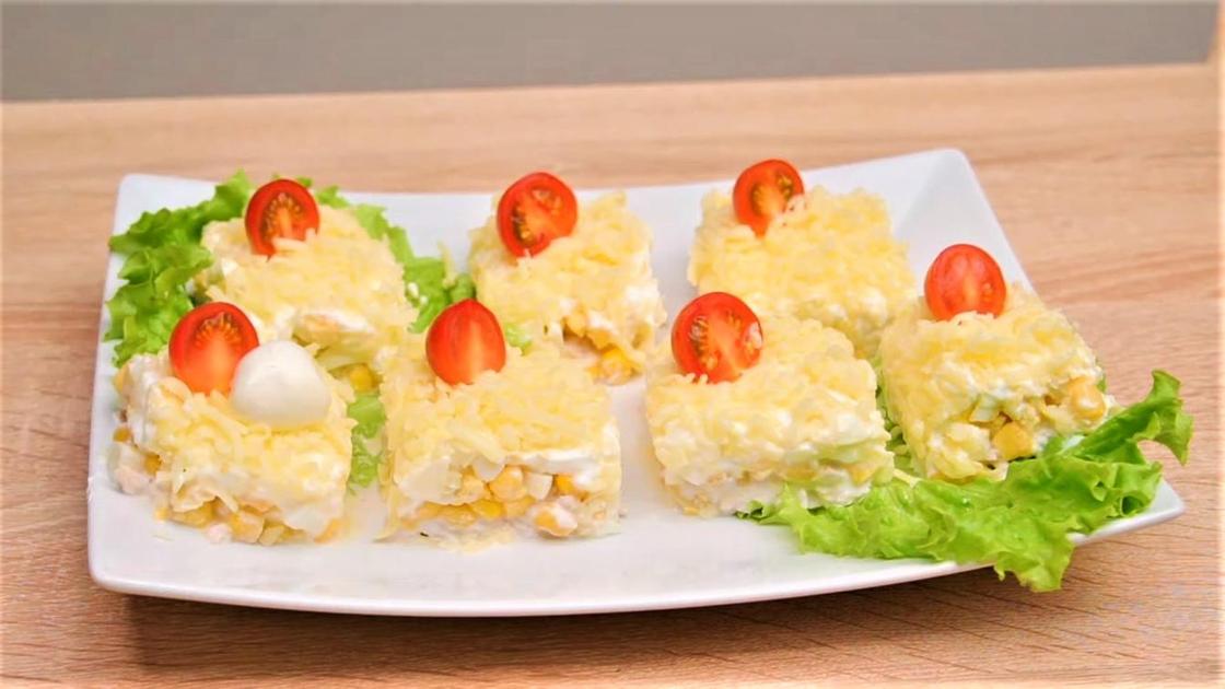 Салат с индейкой и кукурузой приготовлен Салат с индейкой и кукурузой приготовлен