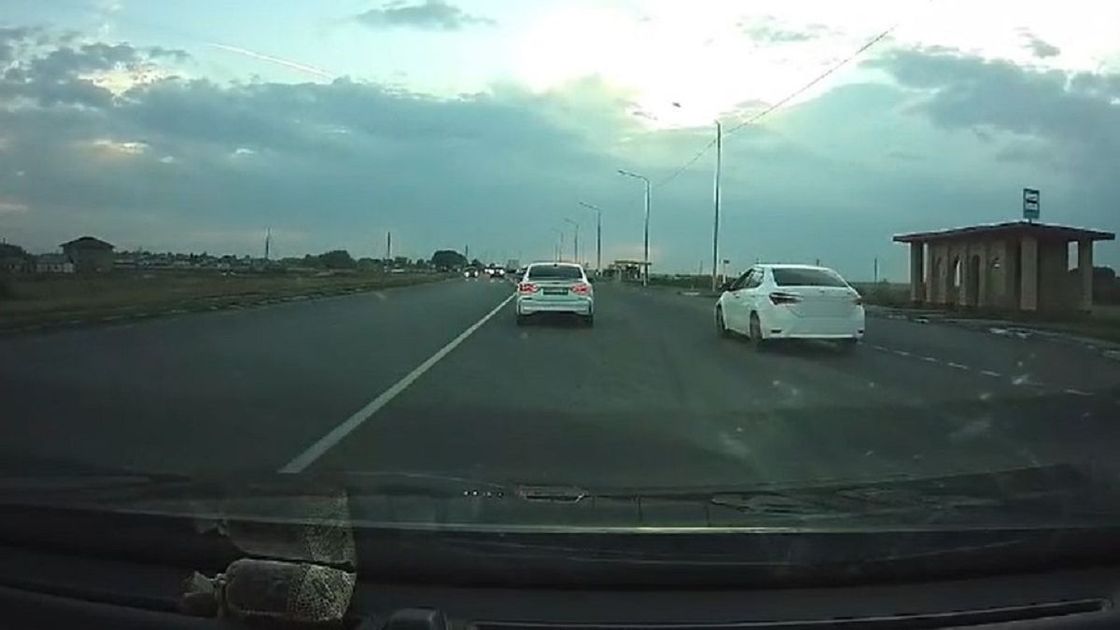 Автомобили на дороге