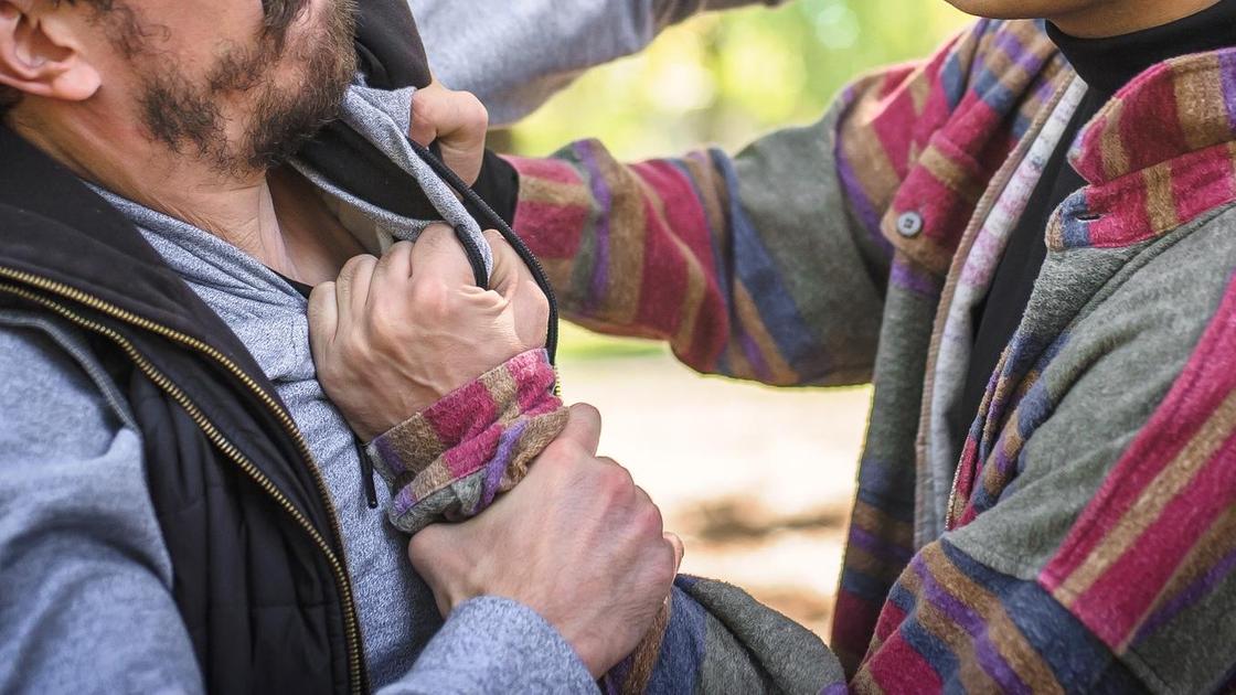 Драка двух мужчин