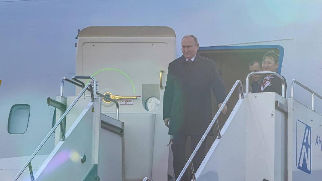 Владимир Путин ұшақтан түсуде