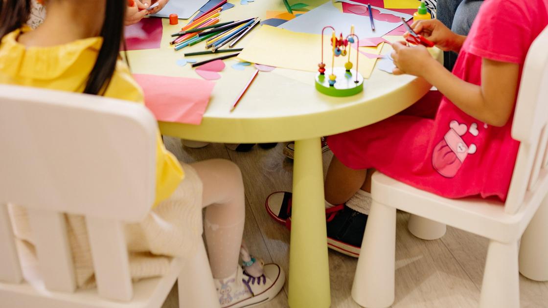 Дети сидят за столом в детском саду