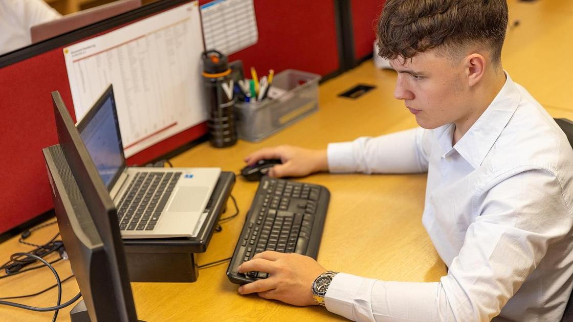 Мужчина работает за компьютером