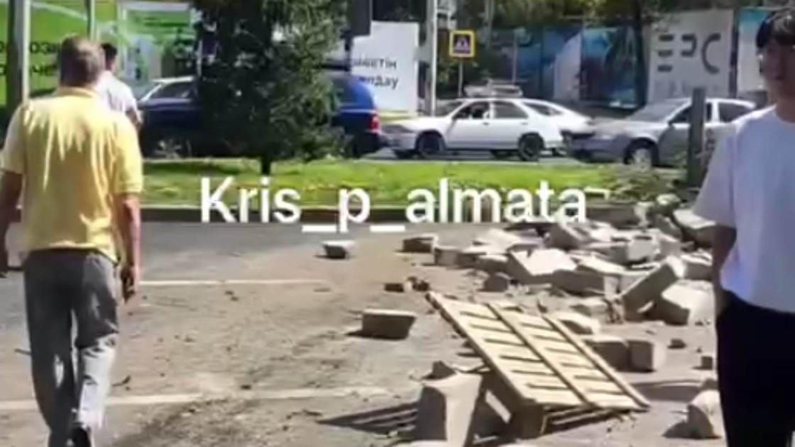 Авария на проспекте Аль-Фараби в Алматы