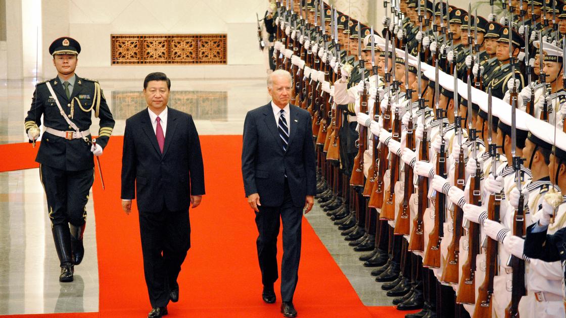 Си Цзиньпин и Джо Байден идут по красной дорожке
