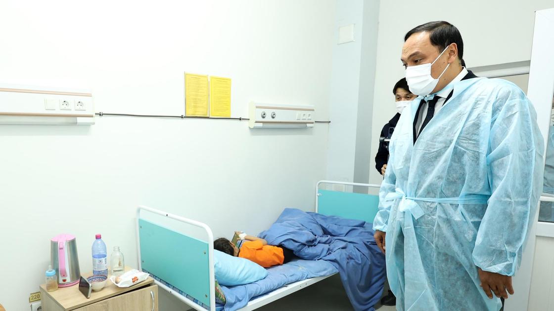 Ербол Карашукеев навестил детей