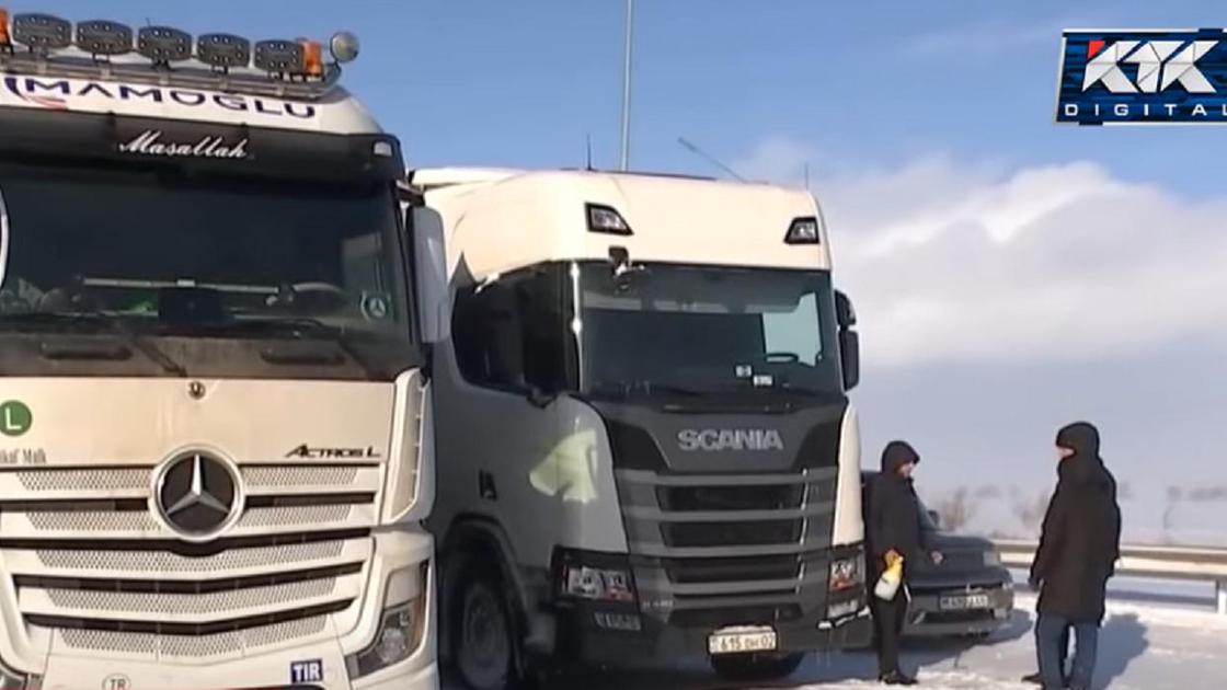Ждут, когда растает: застрявшие под Астаной дальнобойщики возмутились обслуживанием дорог