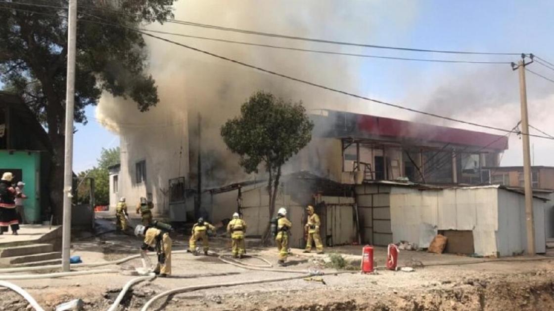 Пожарные тушат загоревшийся магазин