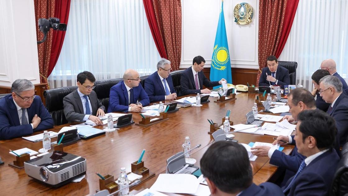 Смайылов Экономиканы демонополизациялау жөніндегі комиссияның кезекті отырысын өткізді Смайылов Экономиканы демонополизациялау жөніндегі комиссияның кезекті отырысын өткізді