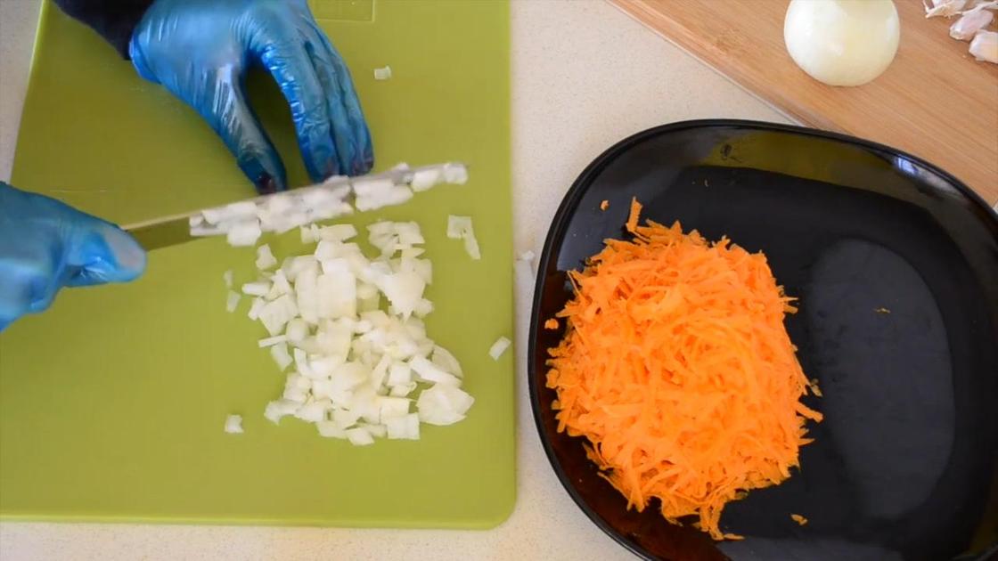 Заготовка лука и моркови для плова
